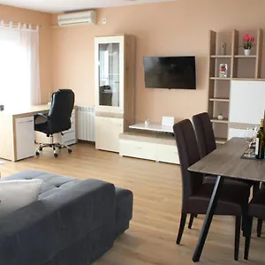  Apartment Lovro