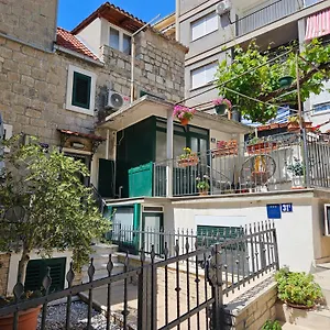 Gago Apartment Split